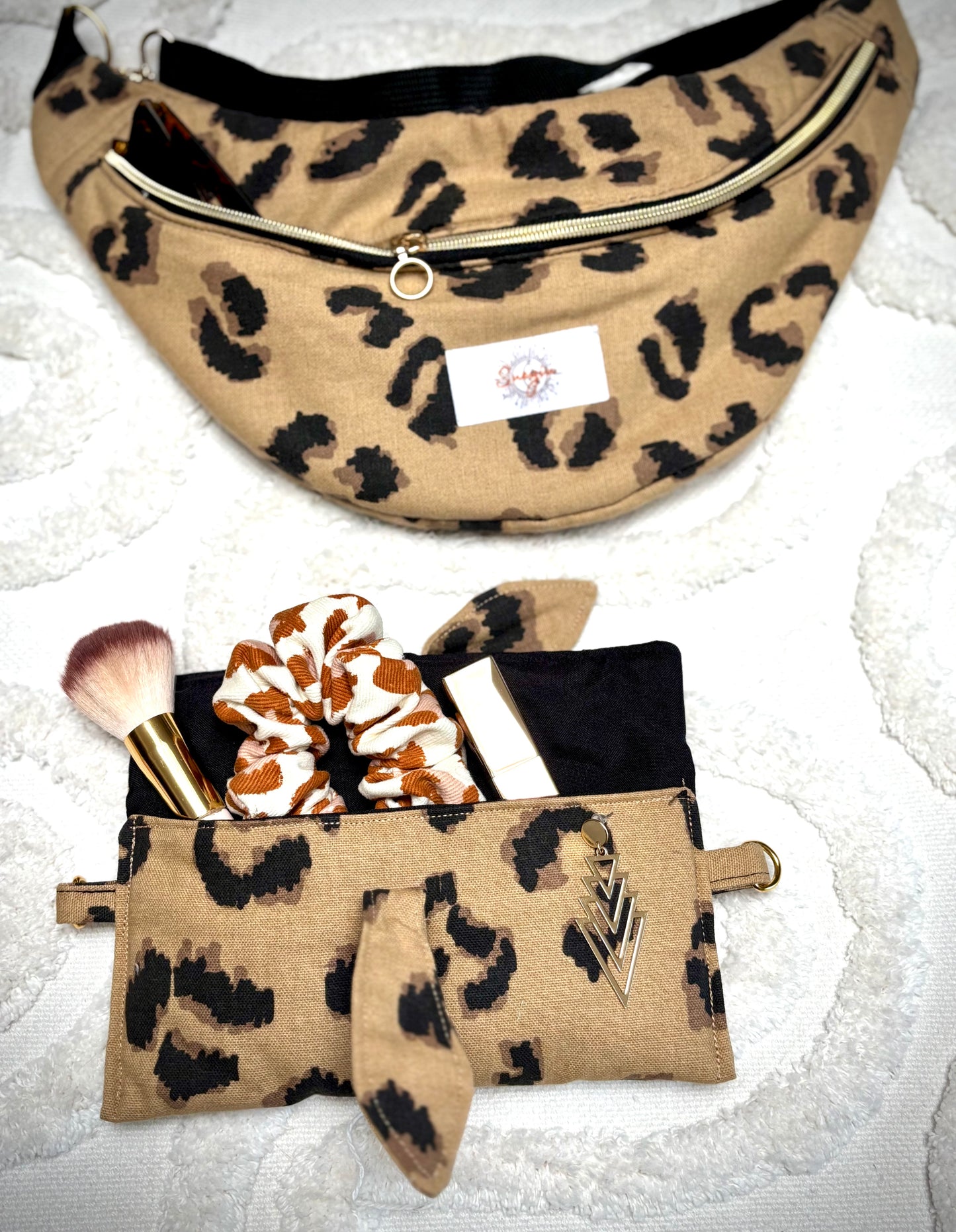 Banane beige léopard, symbole de liberté et de style au quotidien. Ce modèle allie audace et douceur, parfait pour garder les mains libres avec élégance. Confectionnée à la main avec un tissu jacquard de qualité, elle ne se déforme pas et conserve sa tenue. Idéale pour accompagner les journées actives avec une touche de féminité bohème.