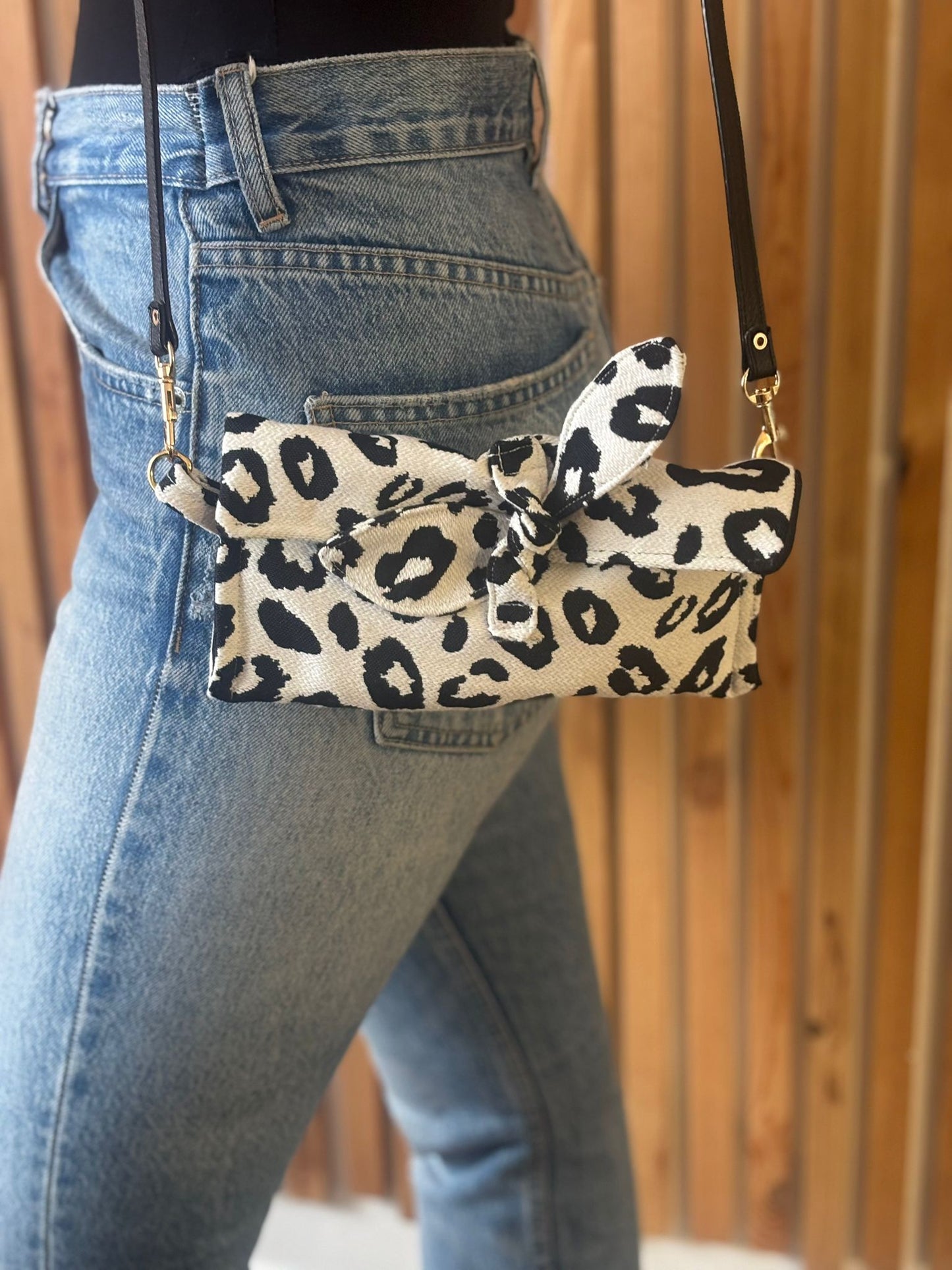Trousse noire Alma portée associant élégance discrète et praticité. Pensée comme une caméléon du quotidien, elle accompagne aussi bien les journées chargées que les soirées improvisées. Son tissu structuré haut de gamme lui permet de garder sa forme. Entièrement fabriquée à la main, elle peut aussi se transformer en petit sac raffiné avec sa sangle amovible.