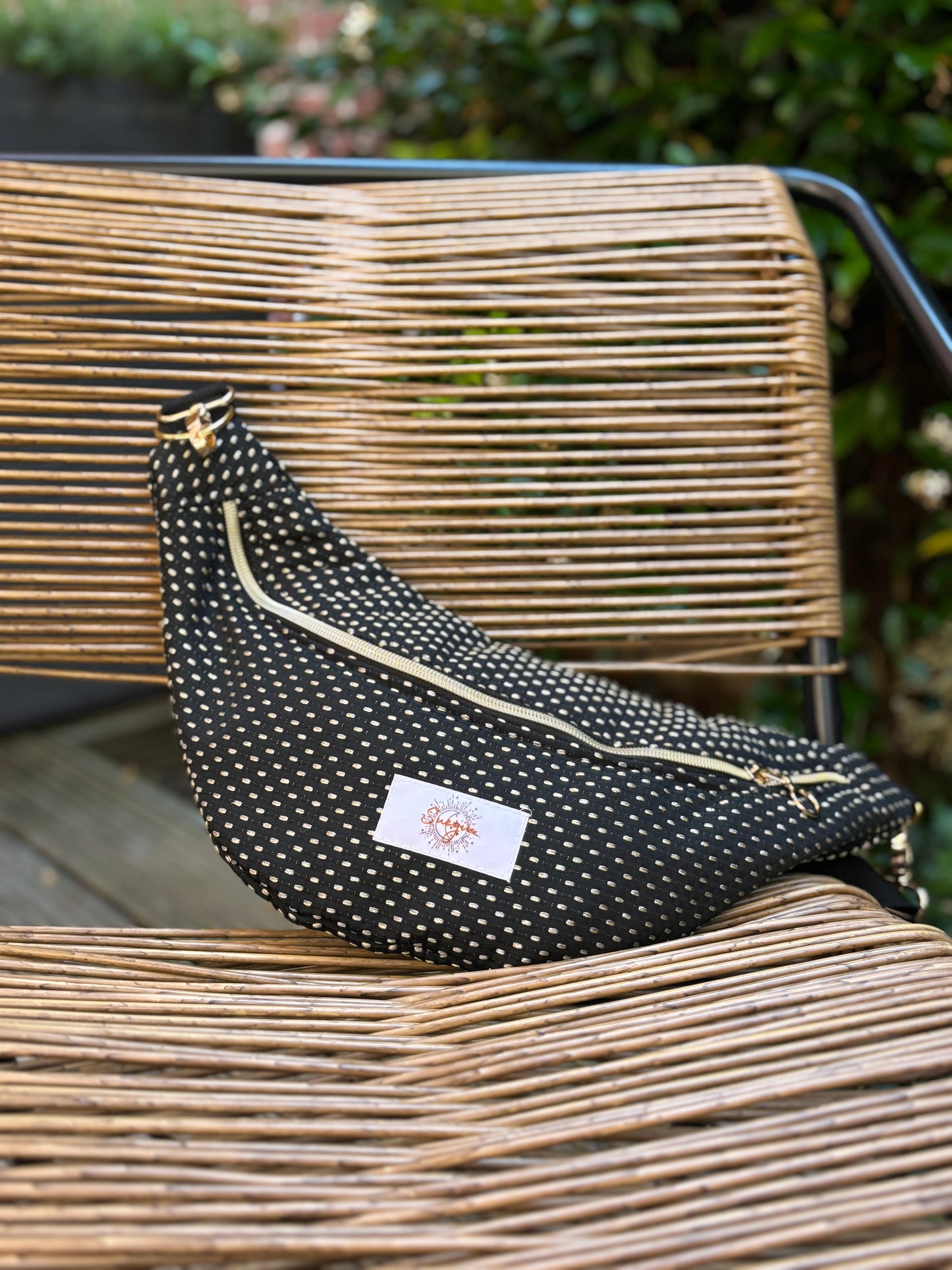 Banane noir et or, symbole de liberté et de style au quotidien. Ce modèle allie audace et douceur, parfait pour garder les mains libres avec élégance. Confectionnée à la main avec un tissu jacquard de qualité, elle ne se déforme pas et conserve sa tenue. Idéale pour accompagner les journées actives avec une touche de féminité bohème.