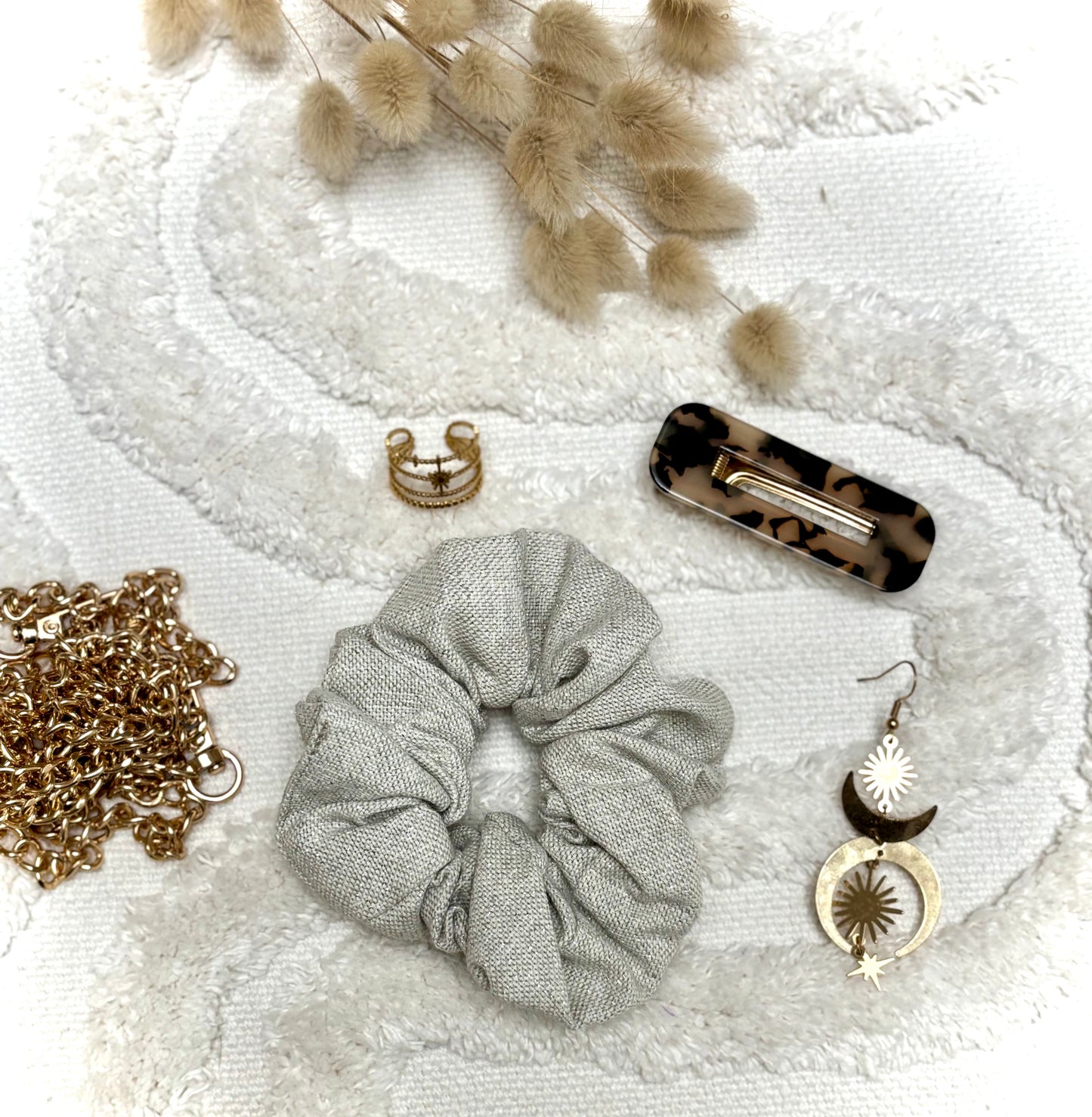 Chouchou bijou Bohémia en tissu texturé, accessoire élégant et pratique pour cheveux ou poignet.
