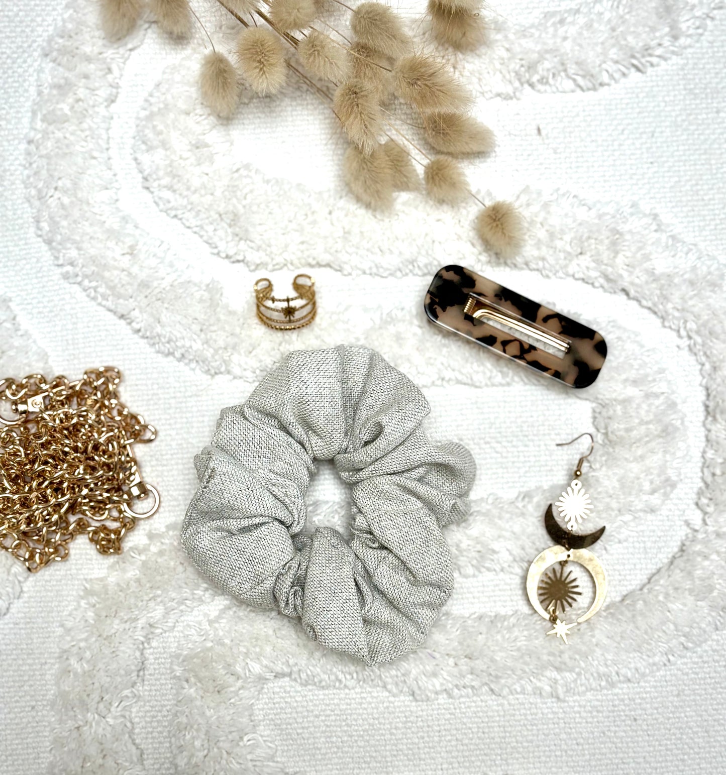 Chouchou bijou Bohémia en tissu texturé, accessoire élégant et pratique pour cheveux ou poignet.