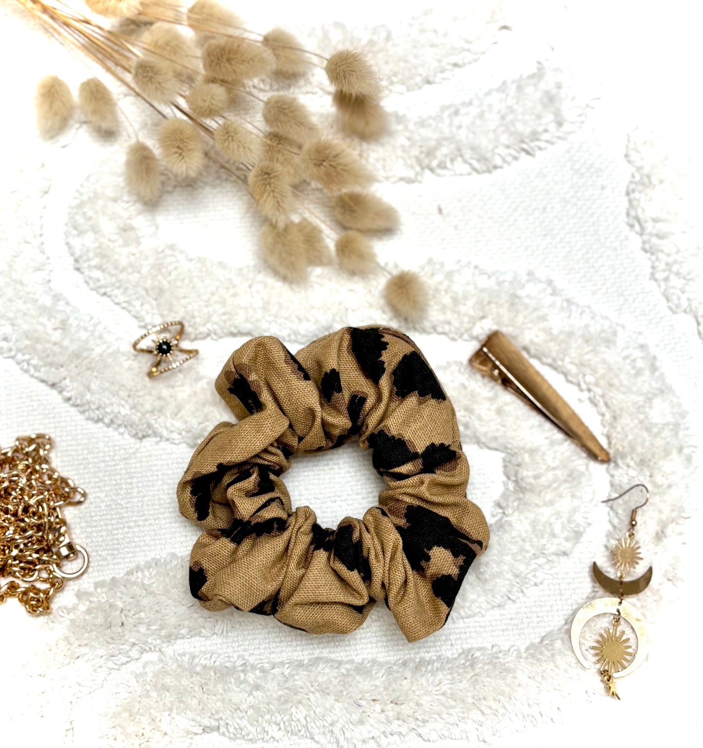 Chouchou bijou Bohémia en tissu texturé, accessoire élégant et pratique pour cheveux ou poignet.