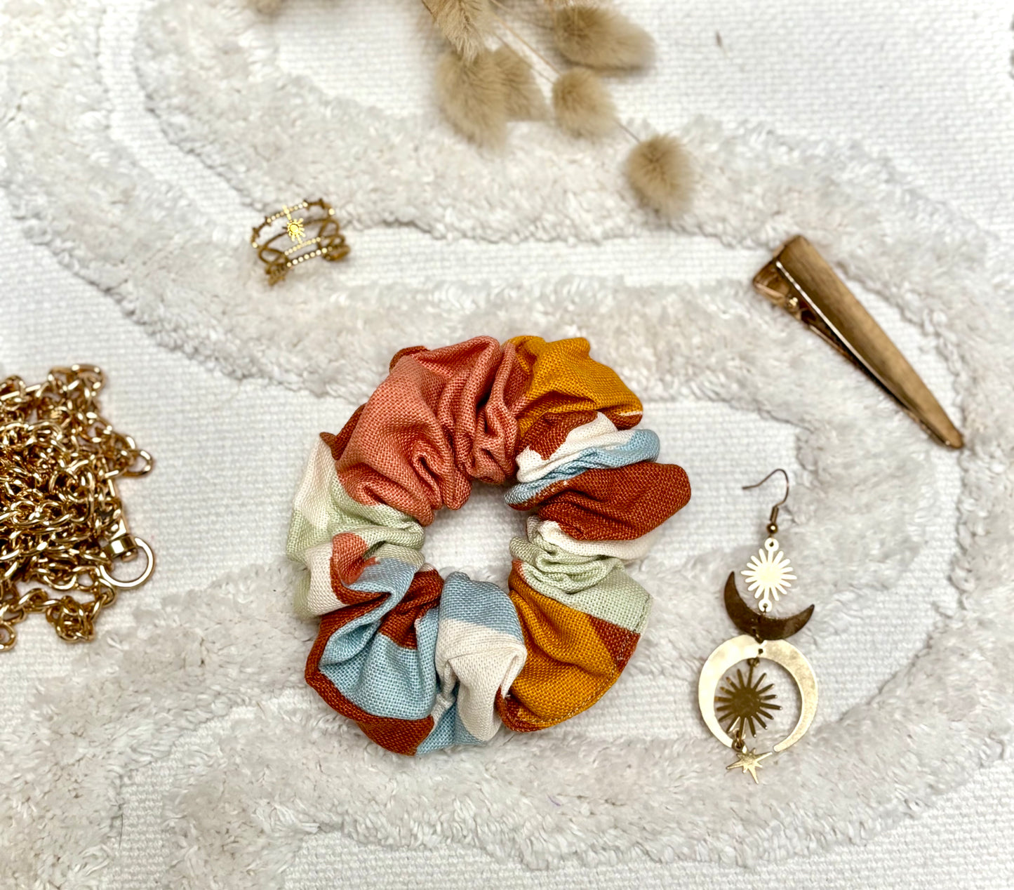 Chouchou bijou Bohémia en tissu texturé, accessoire élégant et pratique pour cheveux ou poignet.