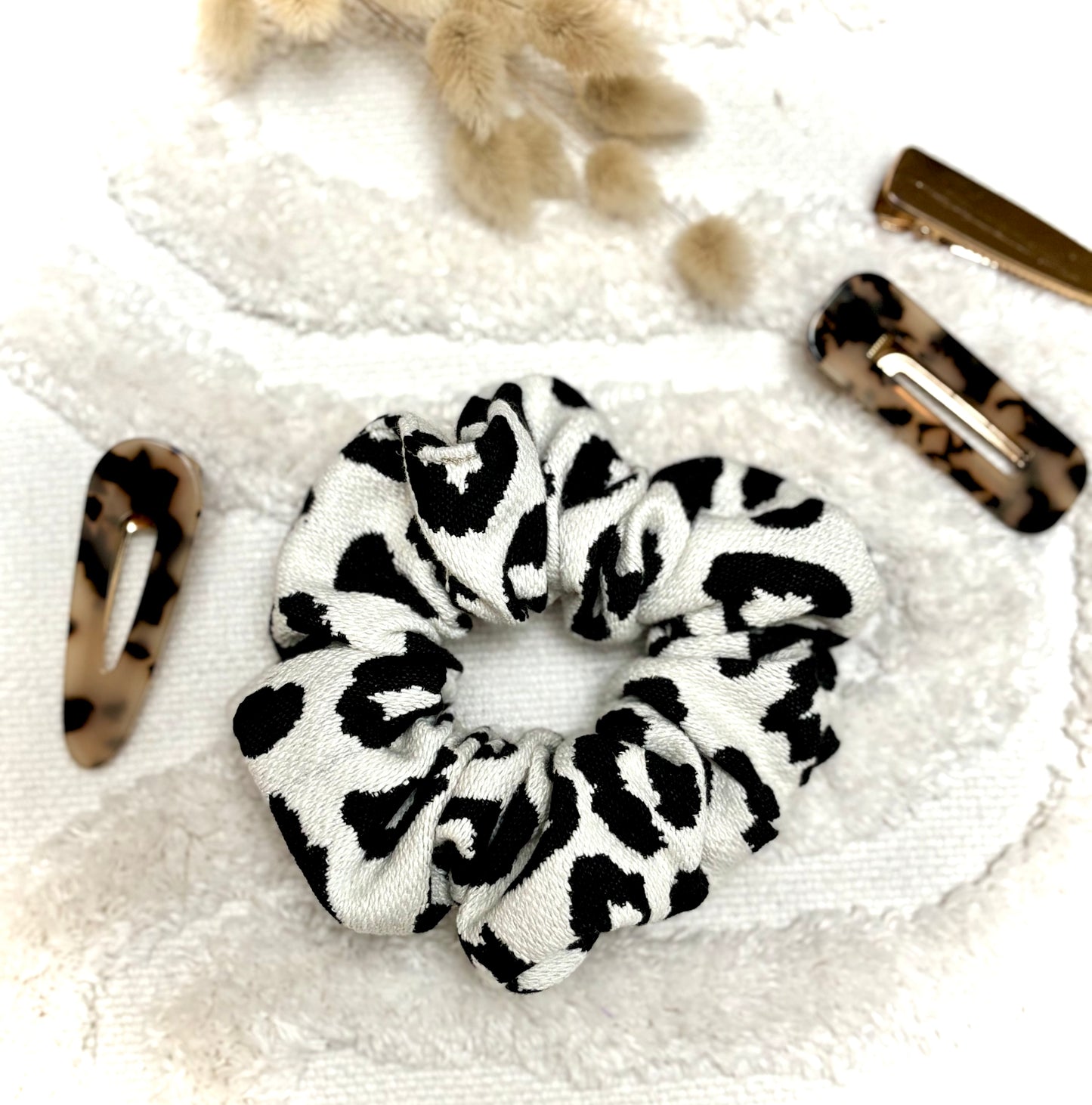 Chouchou bijou Bohémia en tissu texturé, accessoire élégant et pratique pour cheveux ou poignet.