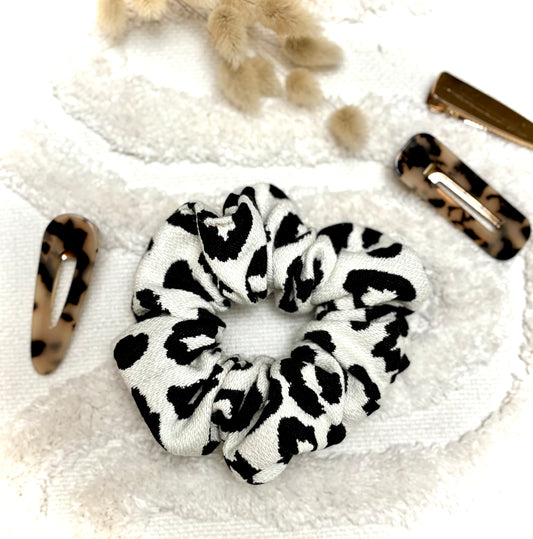 Chouchou bijou Bohémia en tissu texturé, accessoire élégant et pratique pour cheveux ou poignet.