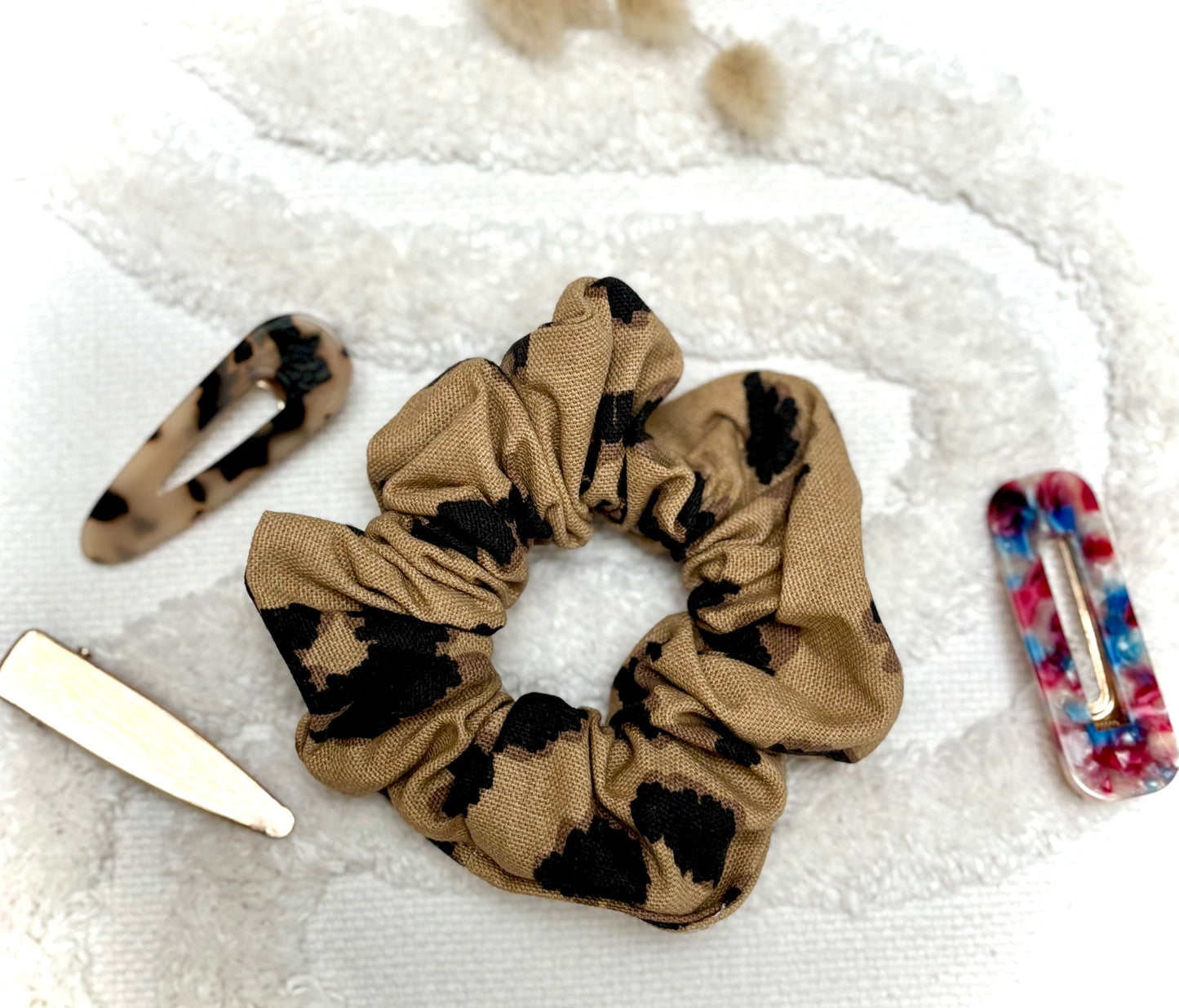 Chouchou bijou Bohémia en tissu texturé, accessoire élégant et pratique pour cheveux ou poignet.