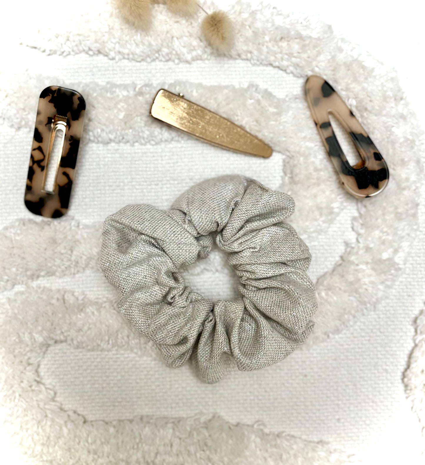 Chouchou bijou Bohémia en tissu texturé, accessoire élégant et pratique pour cheveux ou poignet.