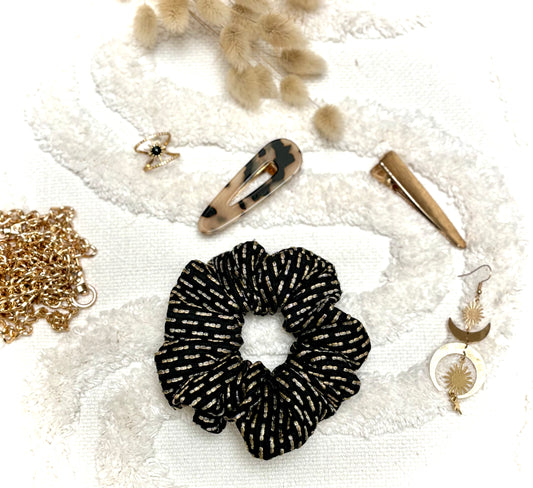 Chouchou bijou Bohémia en tissu texturé avec détails dorés, accessoire élégant et pratique pour cheveux ou poignet.