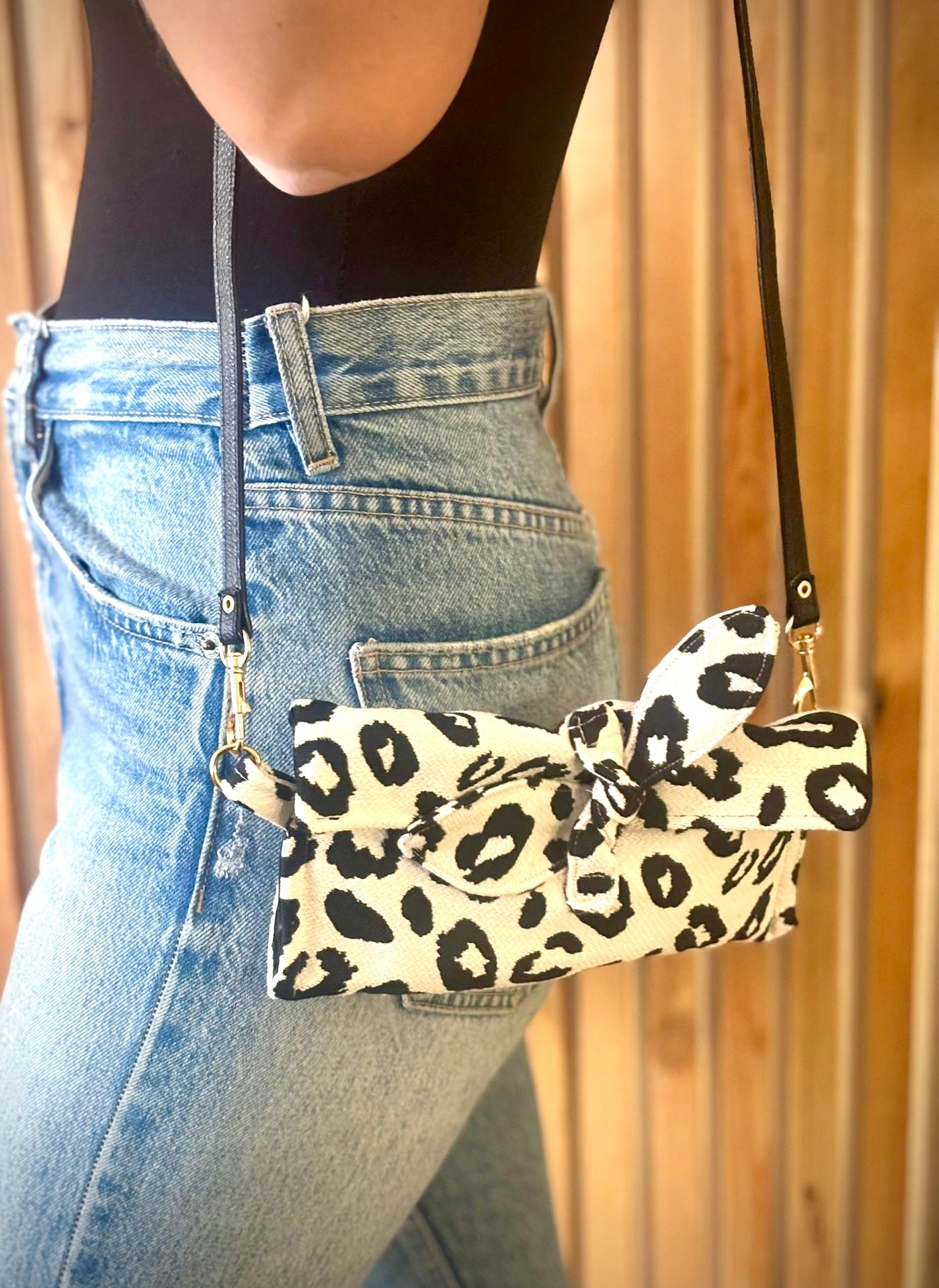 Trousse noire Alma portée associant élégance discrète et praticité. Pensée comme une caméléon du quotidien, elle accompagne aussi bien les journées chargées que les soirées improvisées. Son tissu structuré haut de gamme lui permet de garder sa forme. Entièrement fabriquée à la main, elle peut aussi se transformer en petit sac raffiné avec sa sangle amovible.
