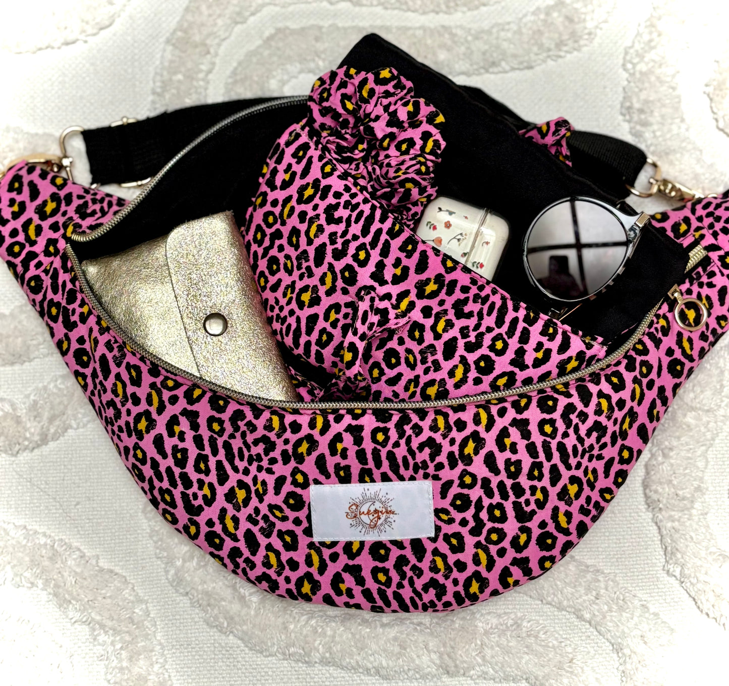 Banane léopard rose et noir, symbole de liberté et de style au quotidien. Ce modèle allie audace et douceur, parfait pour garder les mains libres avec élégance. Confectionnée à la main avec un tissu jacquard de qualité, elle ne se déforme pas et conserve sa tenue. Idéale pour accompagner les journées actives avec une touche de féminité bohème.