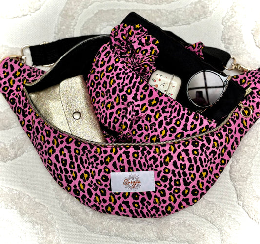 Banane  léopard rose et noir, symbole de liberté et de style au quotidien. Ce modèle allie audace et douceur, parfait pour garder les mains libres avec élégance. Confectionnée à la main avec un tissu jacquard de qualité, elle ne se déforme pas et conserve sa tenue. Idéale pour accompagner les journées actives avec une touche de féminité bohème.