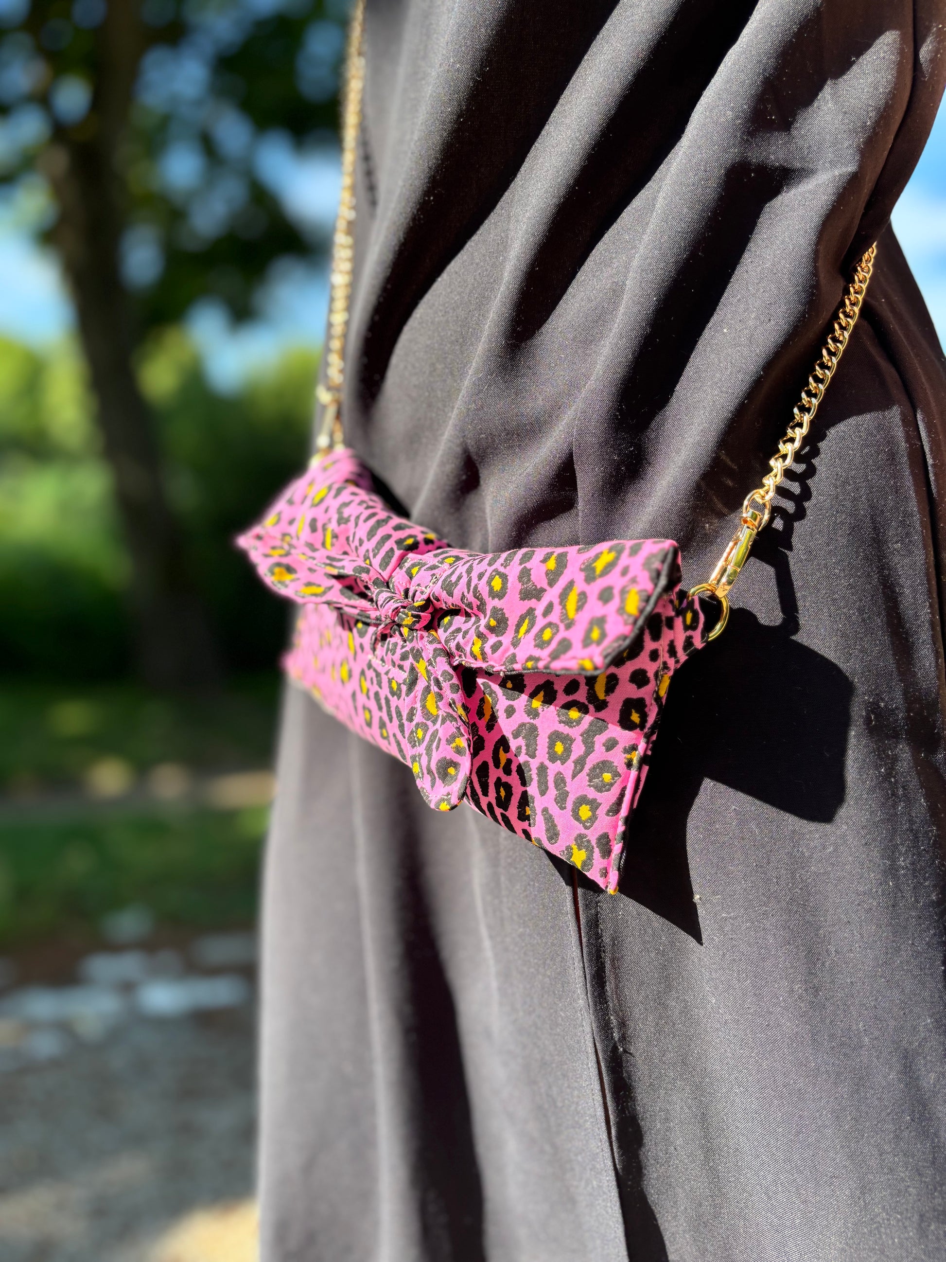 gros plan sur la Trousse  en tissu léopard rose de la collection Bohémia par SueGiu portée, dans une ambiance féminine, tendance et pratique.