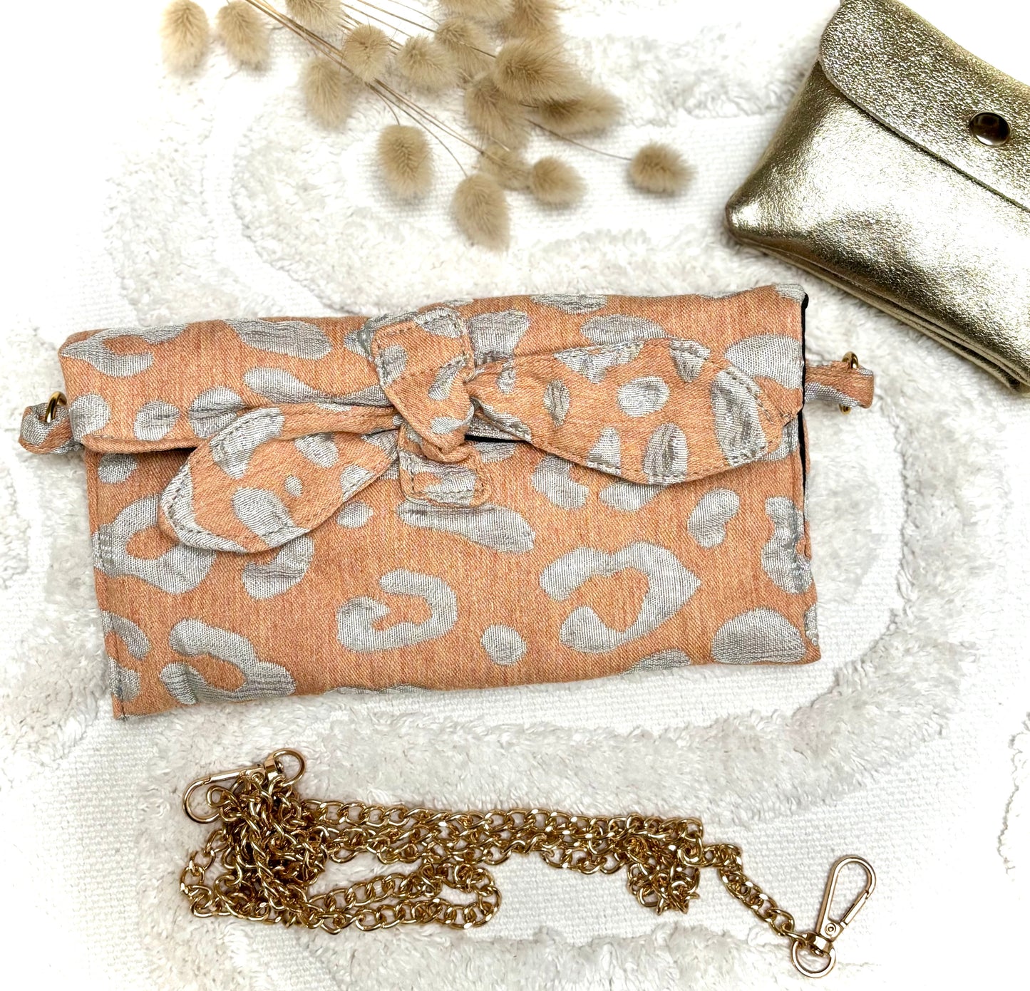 trousse Alma léopard orange , symbole de liberté et de style au quotidien. Ce modèle allie audace et douceur, parfait pour garder les mains libres avec élégance. Confectionnée à la main avec un tissu jacquard de qualité, elle ne se déforme pas et conserve sa tenue. Idéale pour accompagner les journées actives avec une touche de féminité bohème.