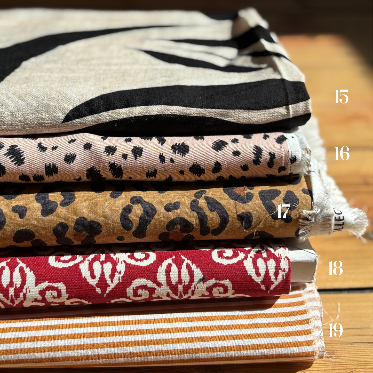 "Tissu fluide aux teintes d'été – léger, coloré et parfait pour des accessoires aériens et lumineux"