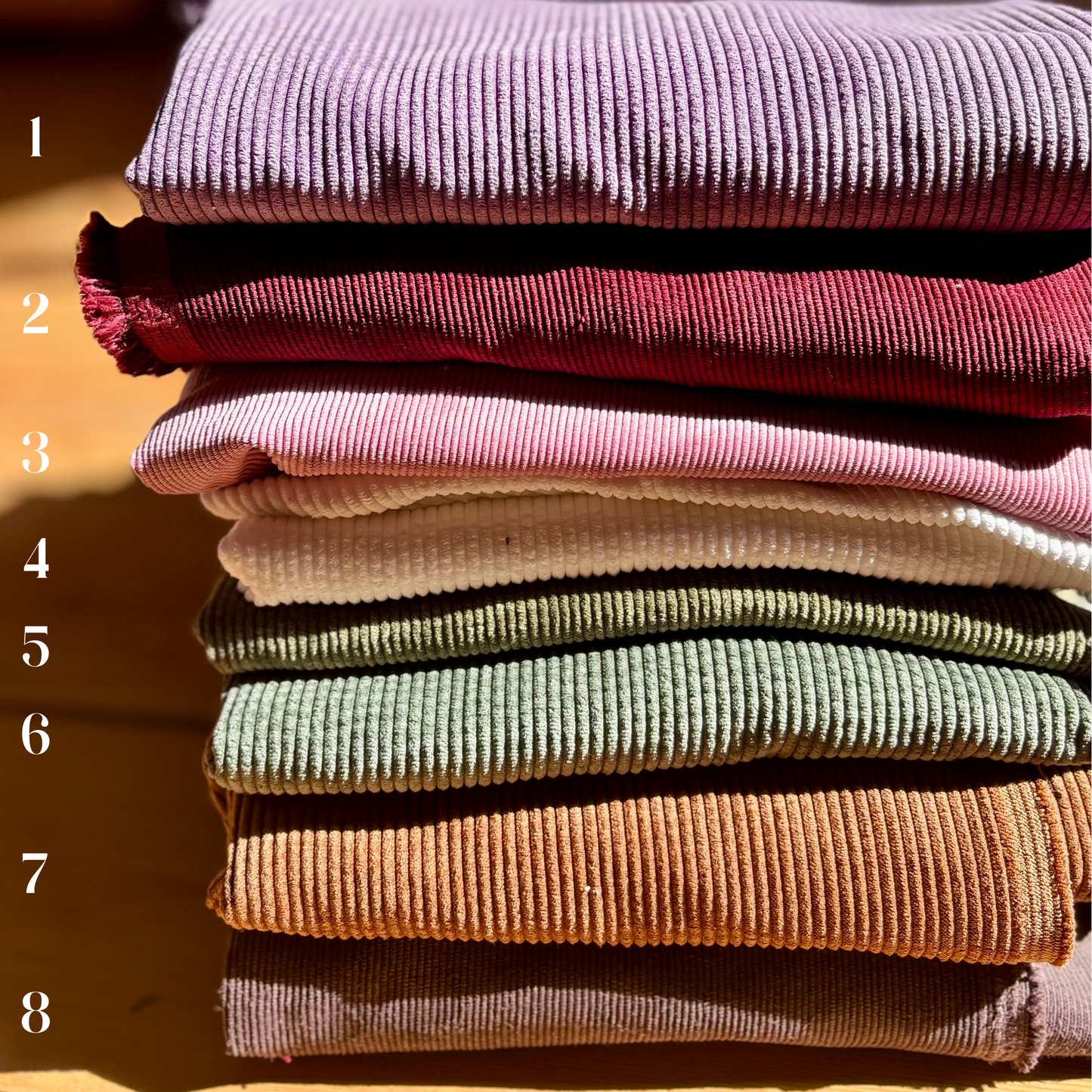 Zoom sur du velours côtelé – tissu doux et structuré, idéal pour des accessoires élégants et confortables"

