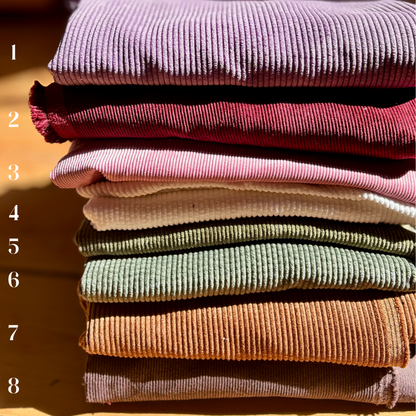 Zoom sur du velours côtelé – tissu doux et structuré, idéal pour des accessoires élégants et confortables"
