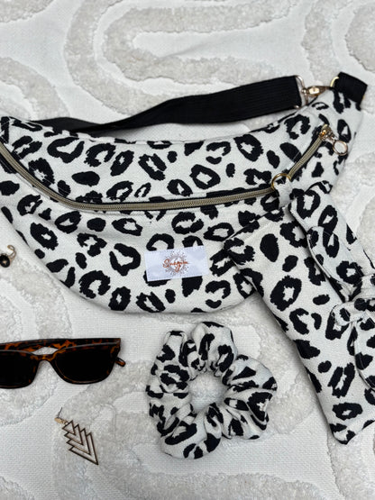 Banane  léopard noir et blanc, symbole de liberté et de style au quotidien. Ce modèle allie audace et douceur, parfait pour garder les mains libres avec élégance. Confectionnée à la main avec un tissu jacquard de qualité, elle ne se déforme pas et conserve sa tenue. Idéale pour accompagner les journées actives avec une touche de féminité bohème.
