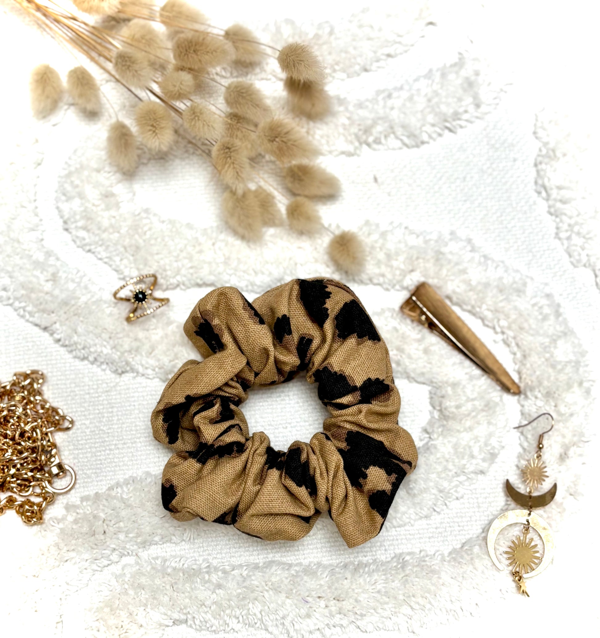 Chouchou bijou Bohémia en tissu texturé, accessoire élégant et pratique pour cheveux ou poignet.

