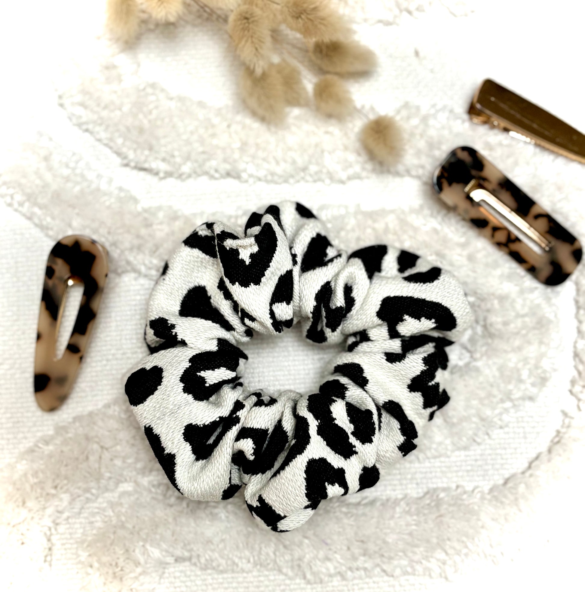 Chouchou bijou Bohémia en tissu texturé, accessoire élégant et pratique pour cheveux ou poignet.