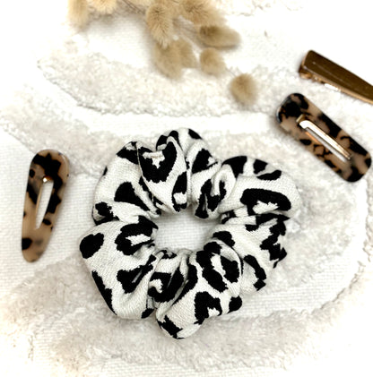 Chouchou bijou Bohémia en tissu texturé, accessoire élégant et pratique pour cheveux ou poignet.
