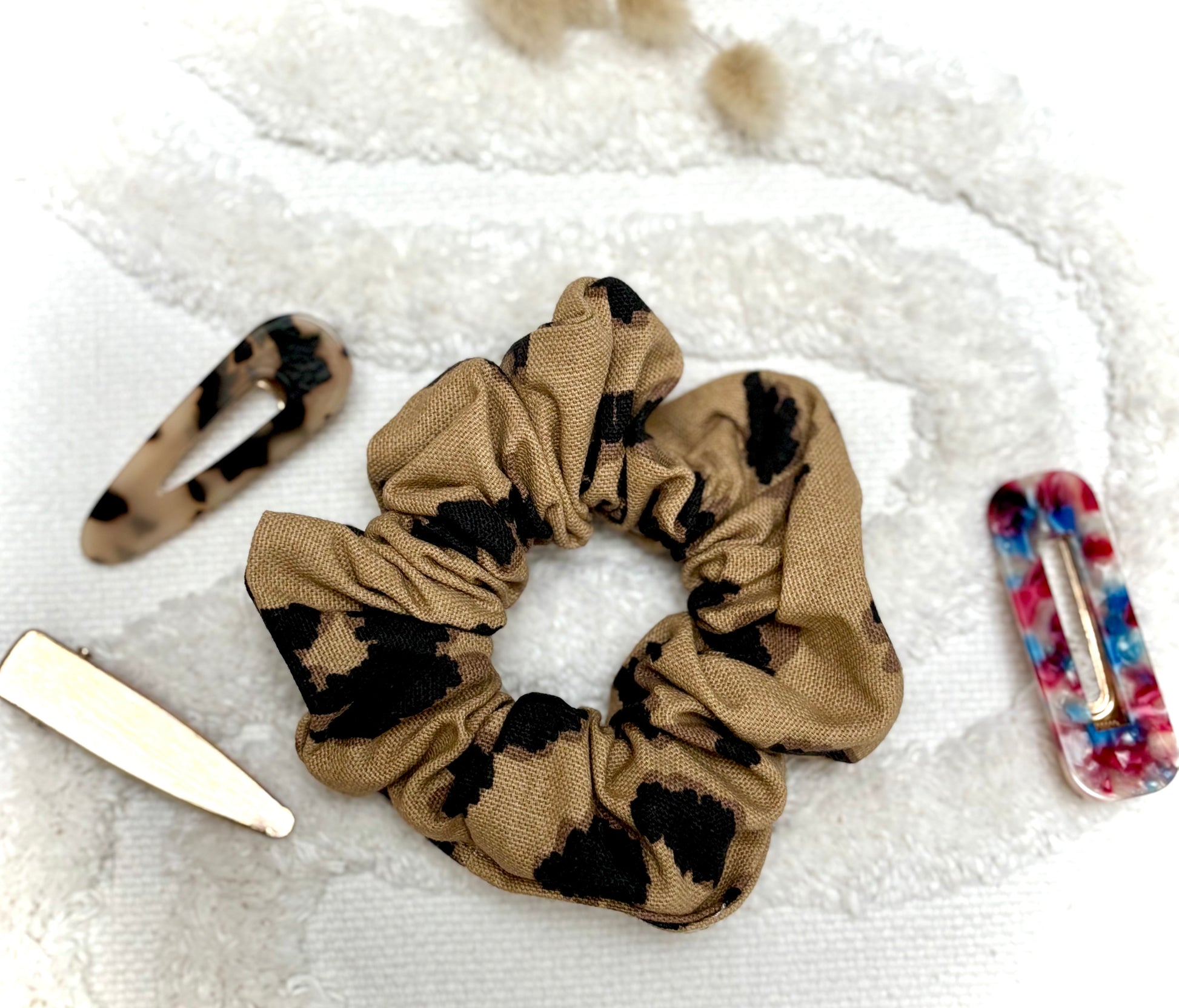 Chouchou bijou Bohémia en tissu texturé, accessoire élégant et pratique pour cheveux ou poignet.
