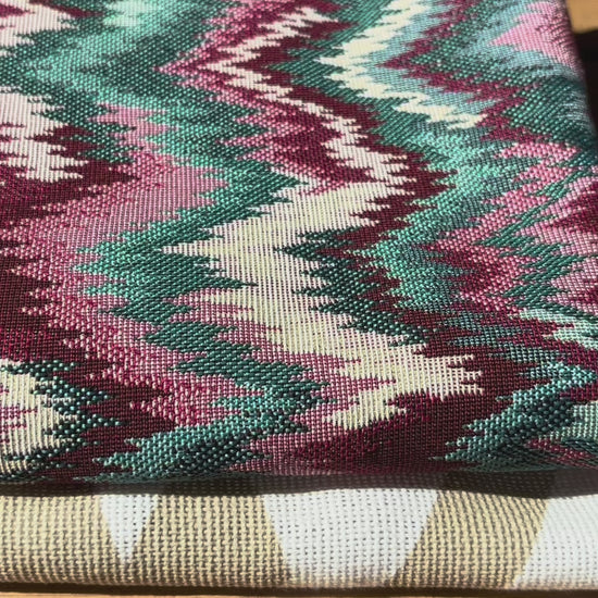 "Tissu géométrique au design graphique – parfait pour des créations modernes et structurées"