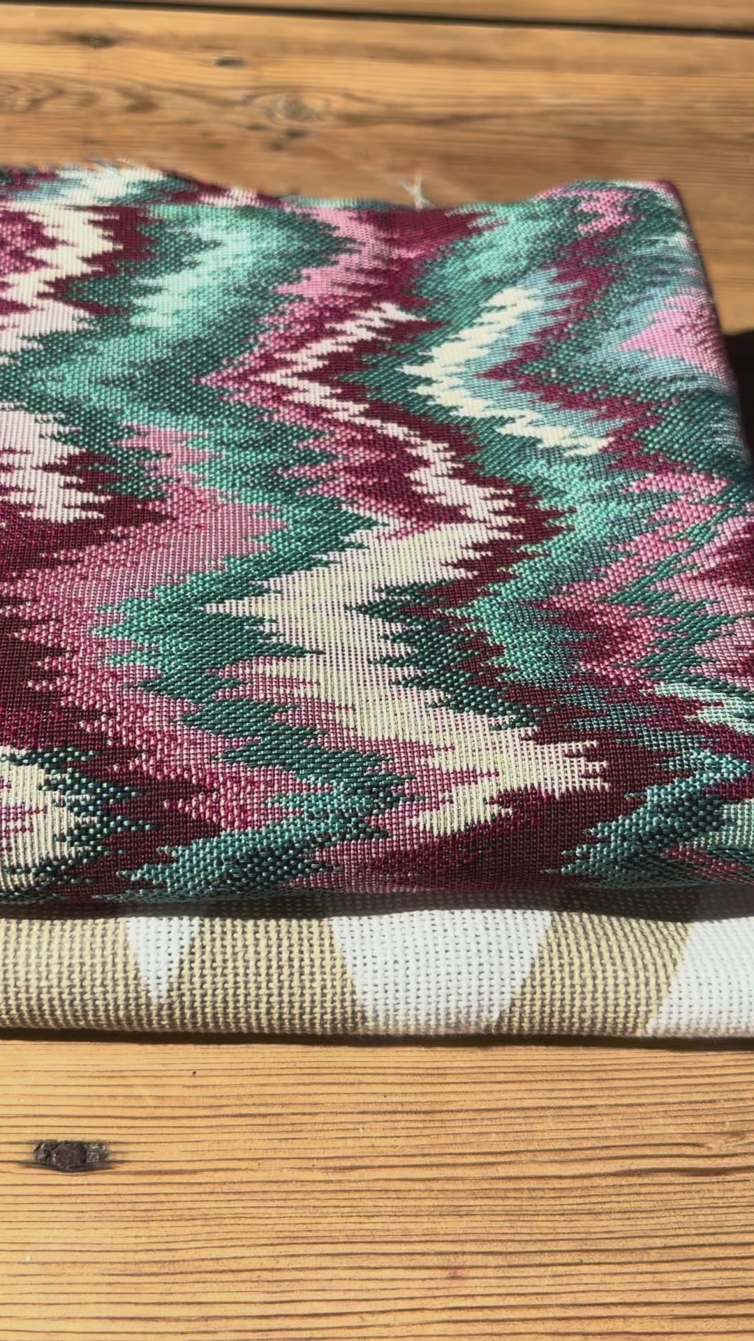 "Tissu géométrique au design graphique – parfait pour des créations modernes et structurées"