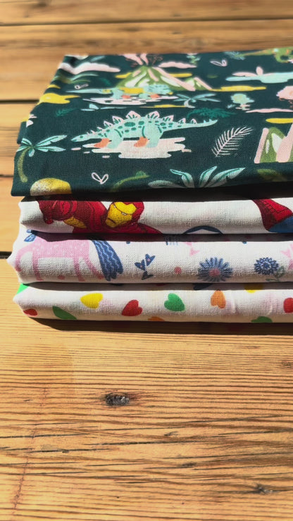 "Tissu enfant doux et joyeux – imprimé amusant idéal pour des créations pleines de tendresse"