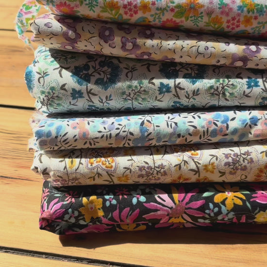 "Tissu fleuri lumineux – imprimé floral délicat, idéal pour des créations féminines et pleines de charme"