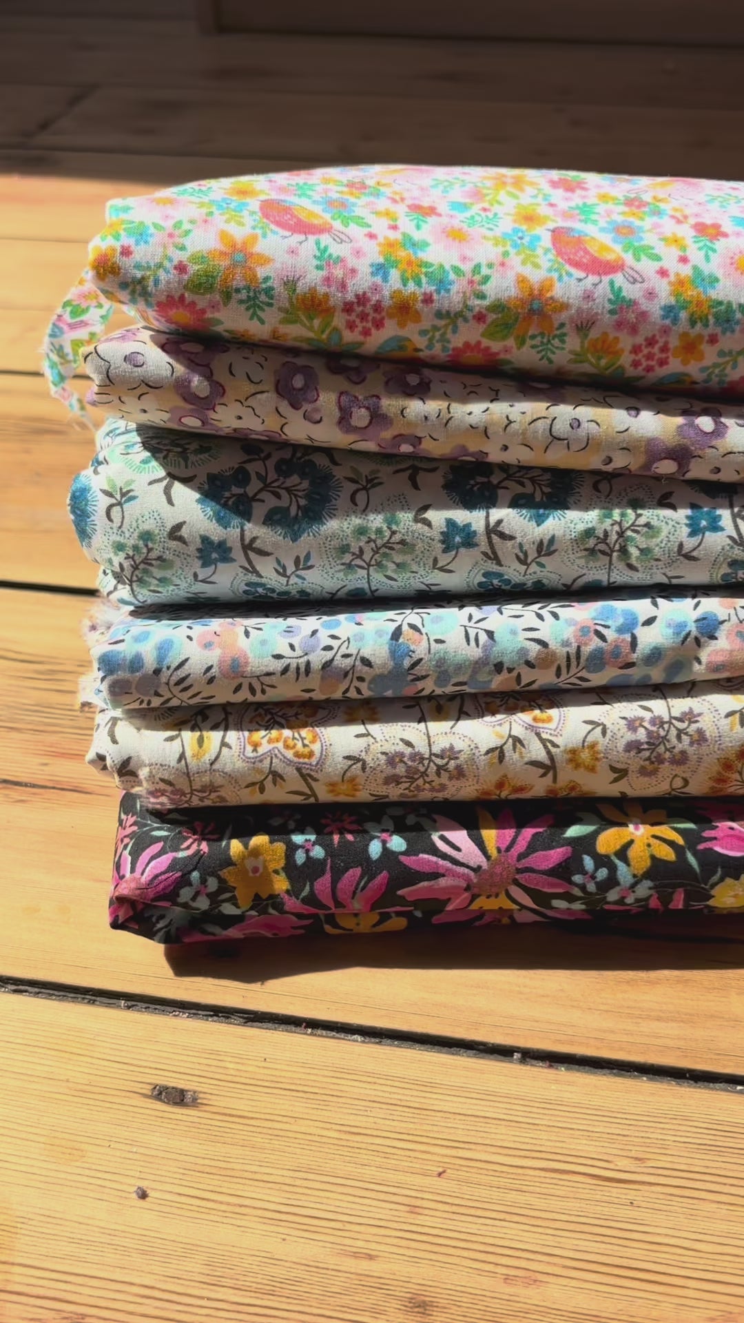 "Tissu fleuri lumineux – imprimé floral délicat, idéal pour des créations féminines et pleines de charme"