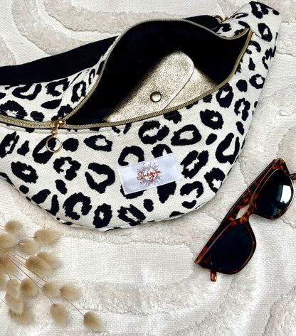 Banane  léopard noir et blanc, symbole de liberté et de style au quotidien. Ce modèle allie audace et douceur, parfait pour garder les mains libres avec élégance. Confectionnée à la main avec un tissu jacquard de qualité, elle ne se déforme pas et conserve sa tenue. Idéale pour accompagner les journées actives avec une touche de féminité bohème.